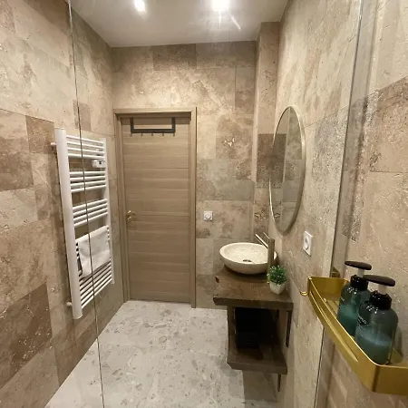 Joli Avec Jardin, 2 Chambres, Centre De